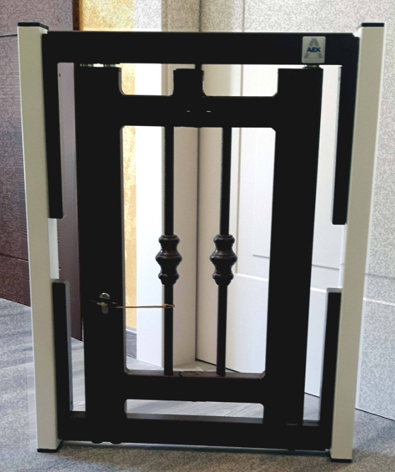 Cancello di sicurezza decorativo nero con pannelli laterali bianchi, installato in un ingresso.