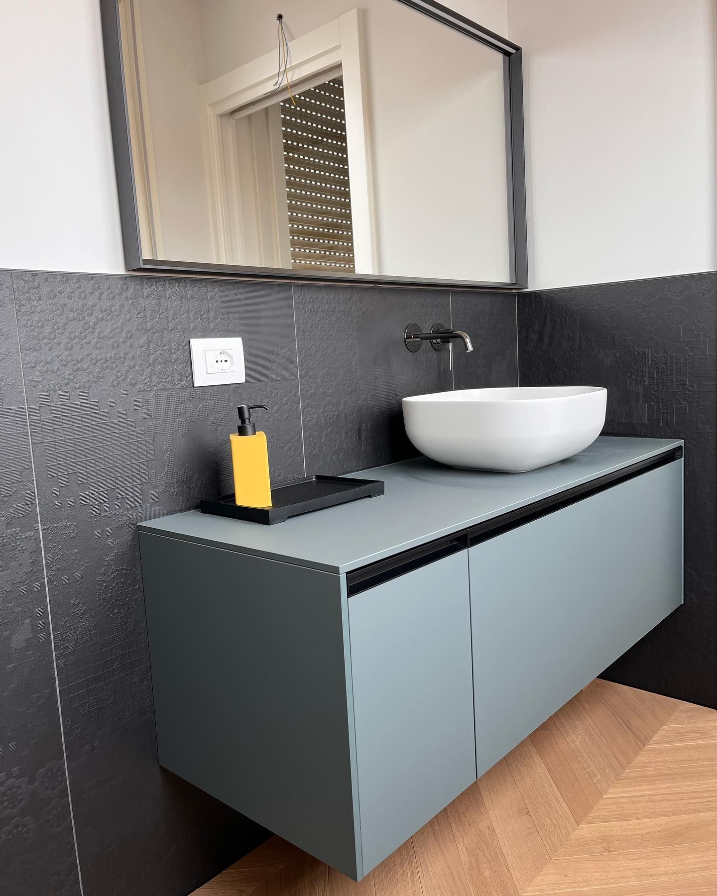 mobile bagno nero opaco con lavandino in ceramica bianca