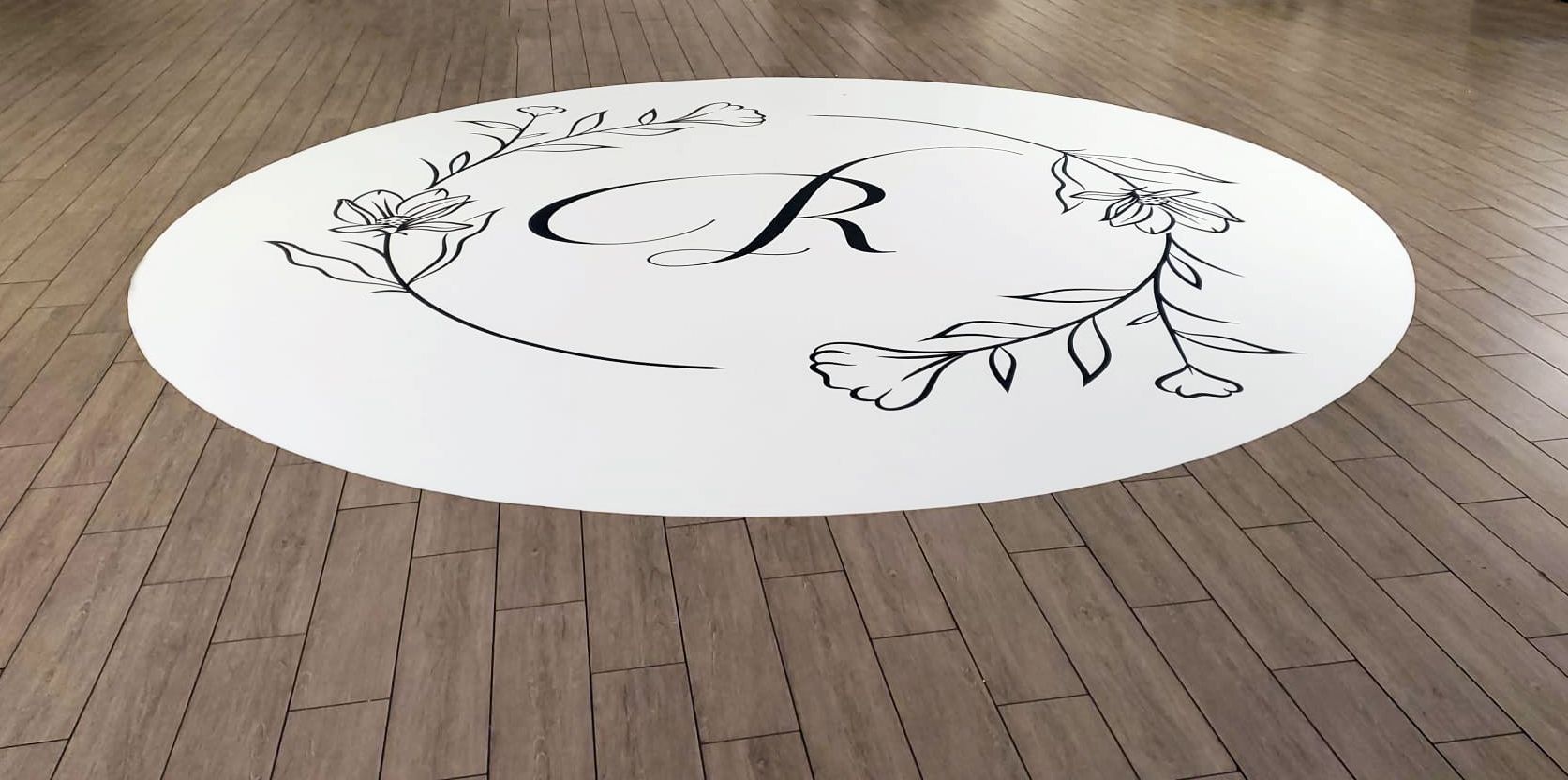 A white circle with the letters cr on it