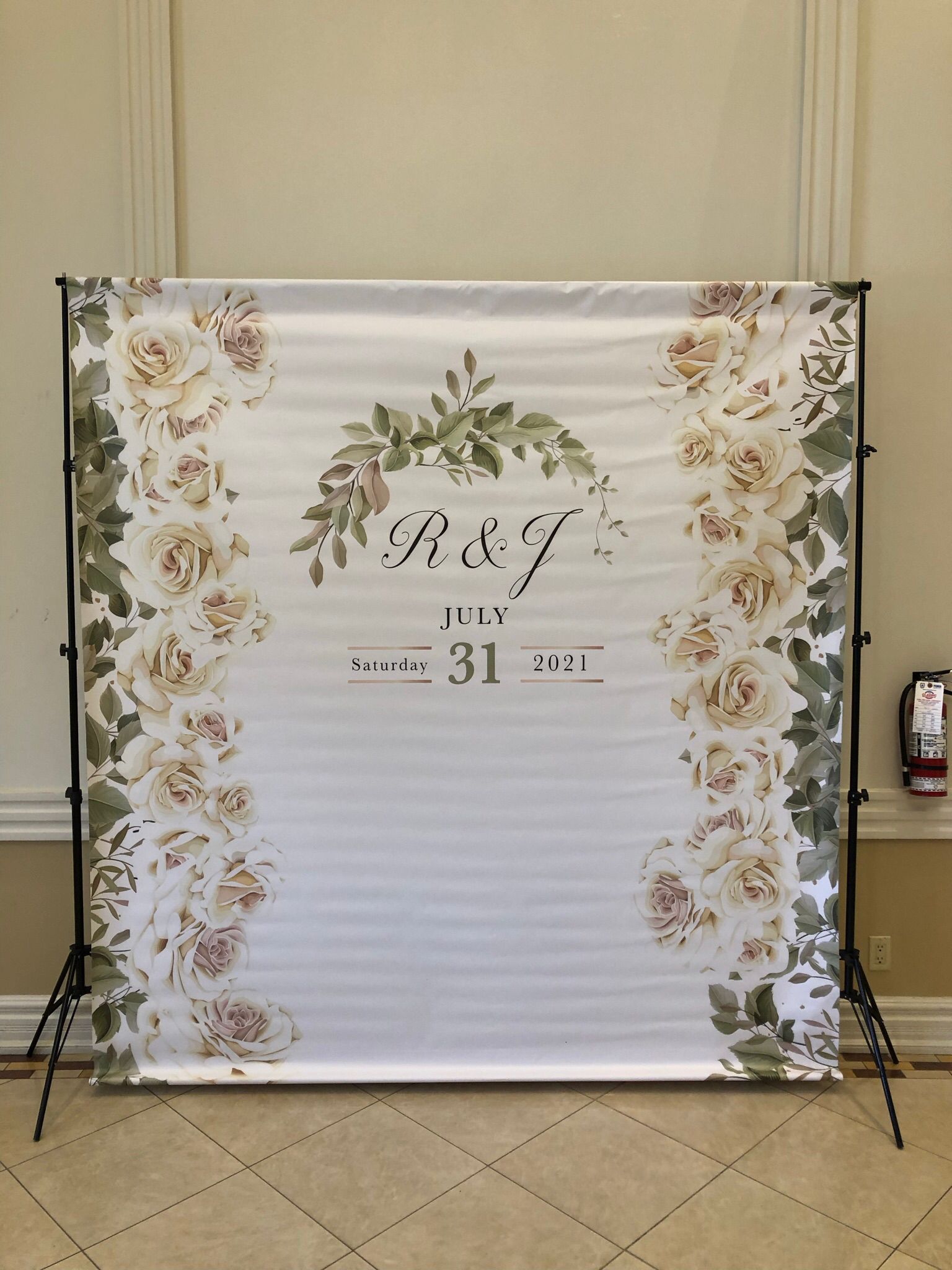 A wedding backdrop with the letters r & j on it