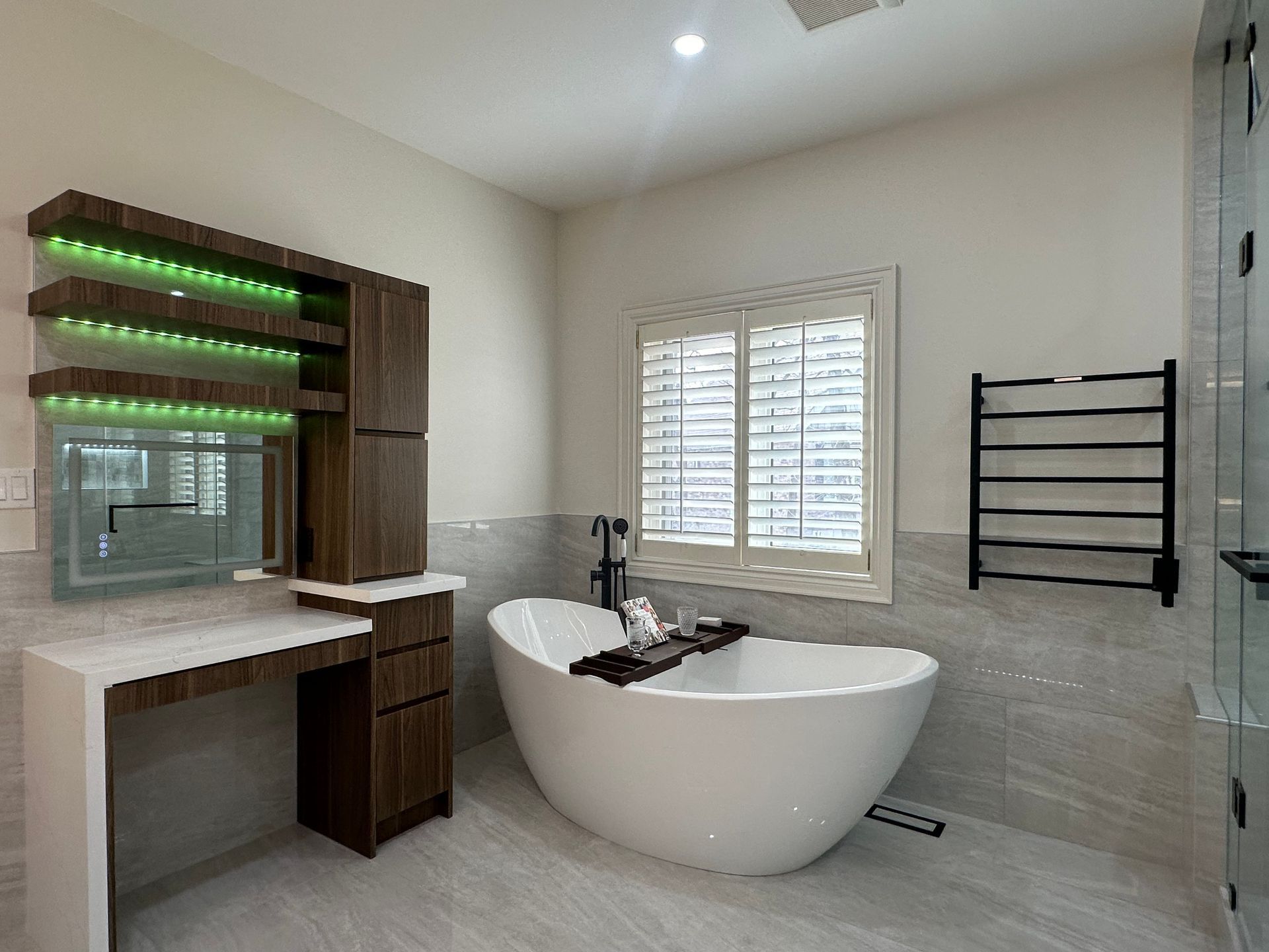 Bathroom drawer unit with a round mirror