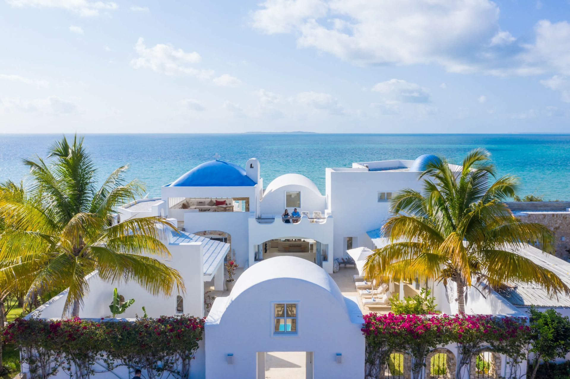 An echo of Greek living, Santorini Mozambique invites you to discover the Bazaruto Archipelago from the red cliffs of Kingfisher Bay.