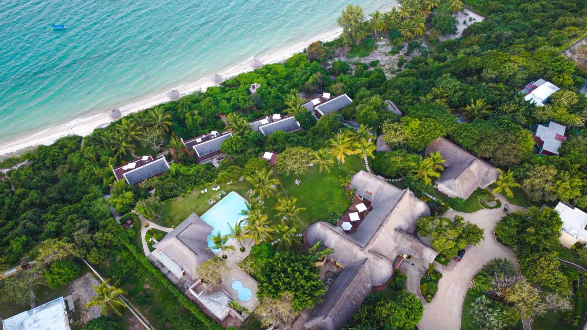 The Bahia Mar Club boutique hotel is located where the azure waters of the Indian Ocean touch the palm fringed beaches of Vilanculos on mainland Mozambique.