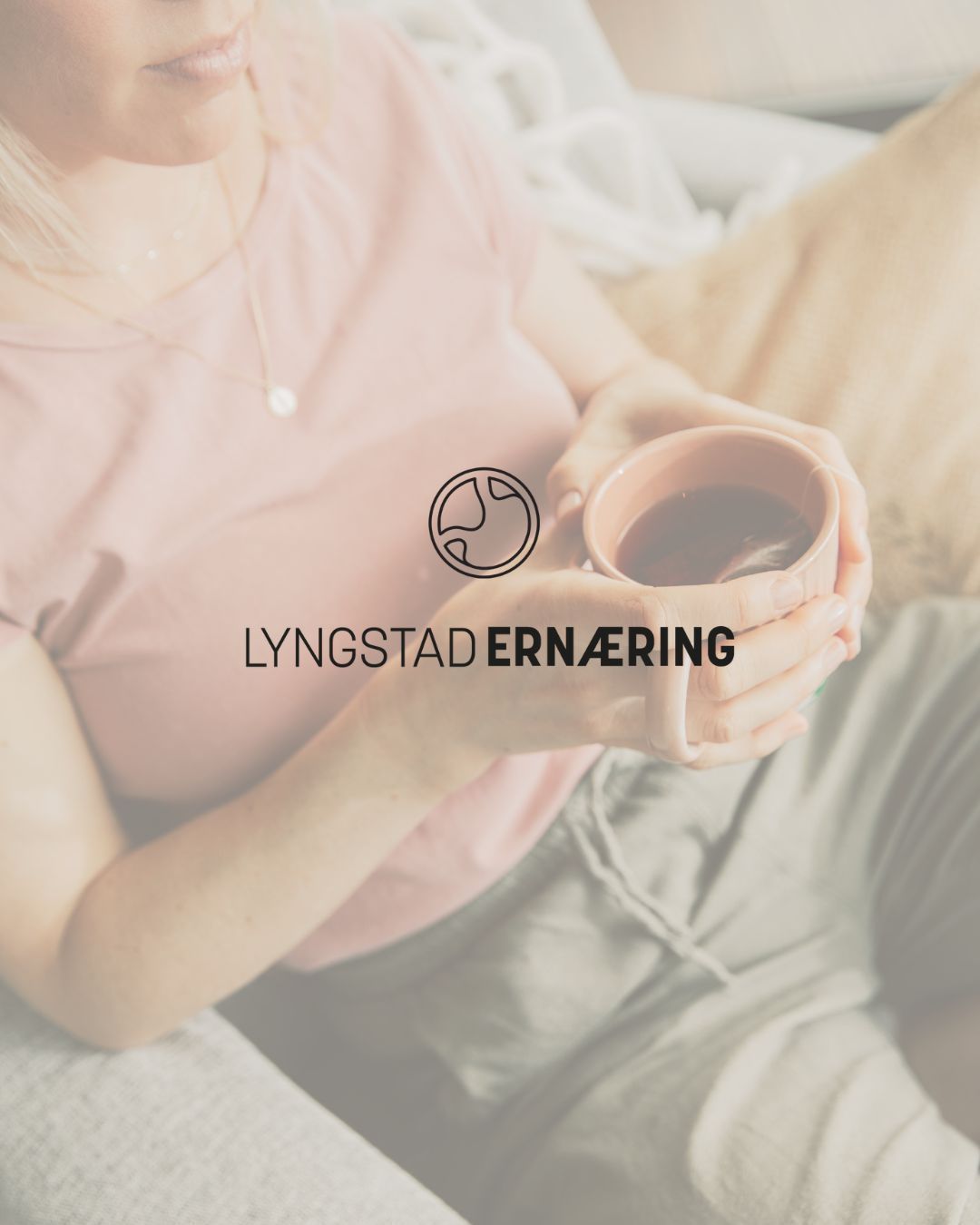 Nærbilde av dame som holder kaffekopp. Logo for Lyngstad Ernæring over bildet.