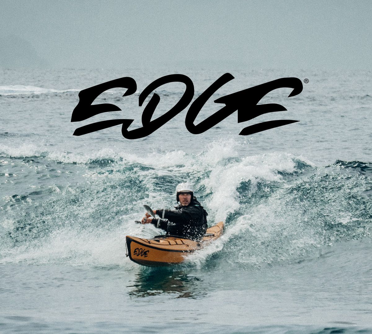 Edge Kayak logo over bilde av mann som surfer i kajakk