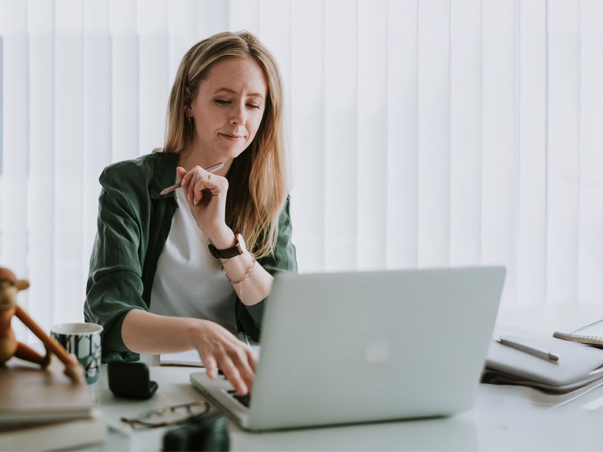 Monica Myklebust ser på en laptop