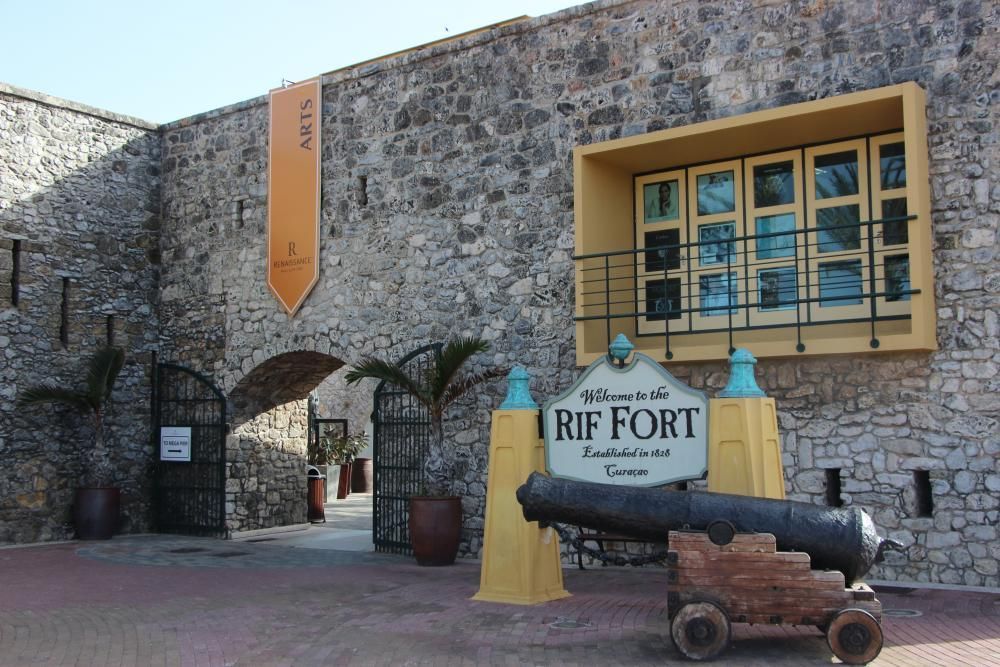 Colorful Caribbean scenery and island beauty in Otrobanda Curaçao near Bario Hotel