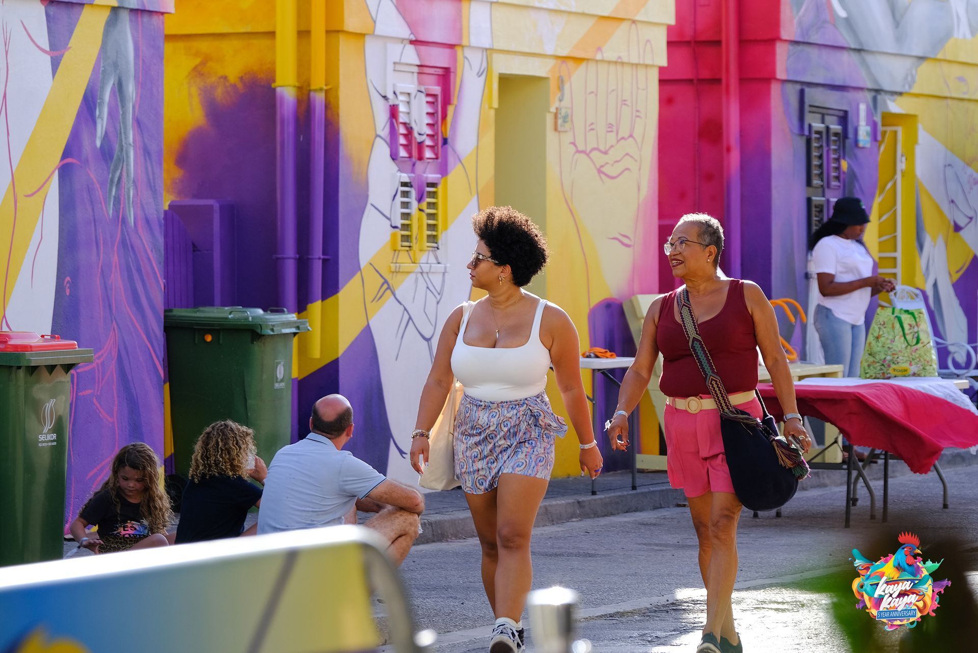 Warm island moments and colorful Caribbean scenes in Otrobanda Curaçao near Bario Hotel