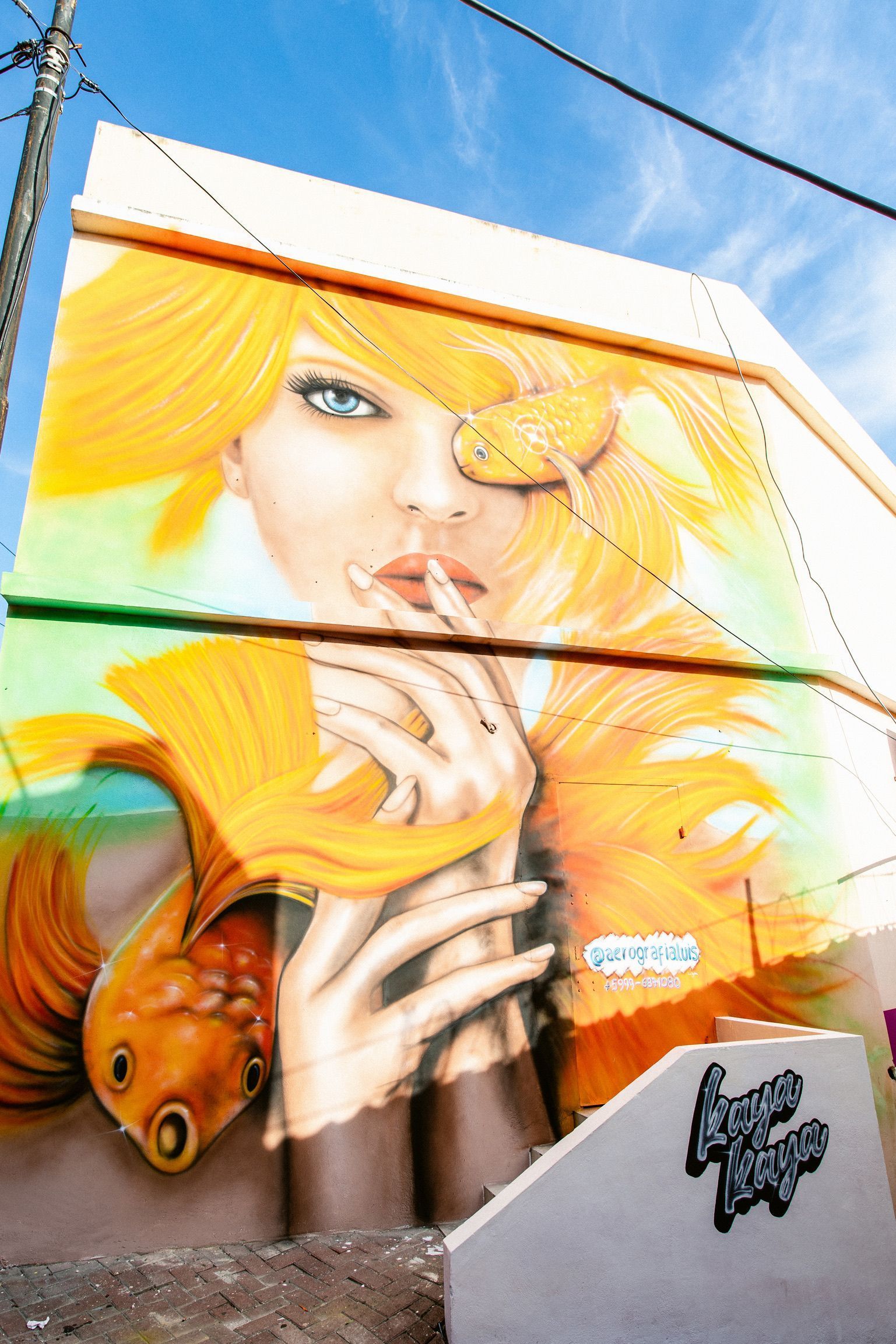 Historic facades and vibrant street art in Otrobanda Curaçao, walking distance from Bario Hotel