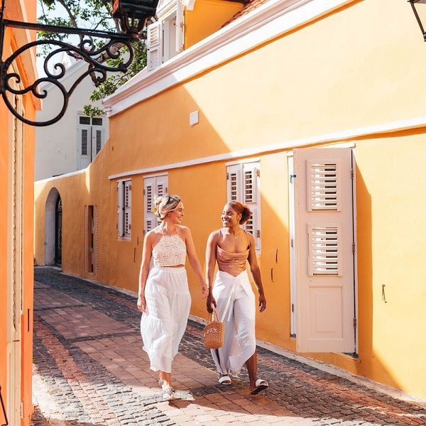 Fashion show at Kura Hulanda Village in Otrobanda Curaçao, cultural events and island creativity near Bario Hotel