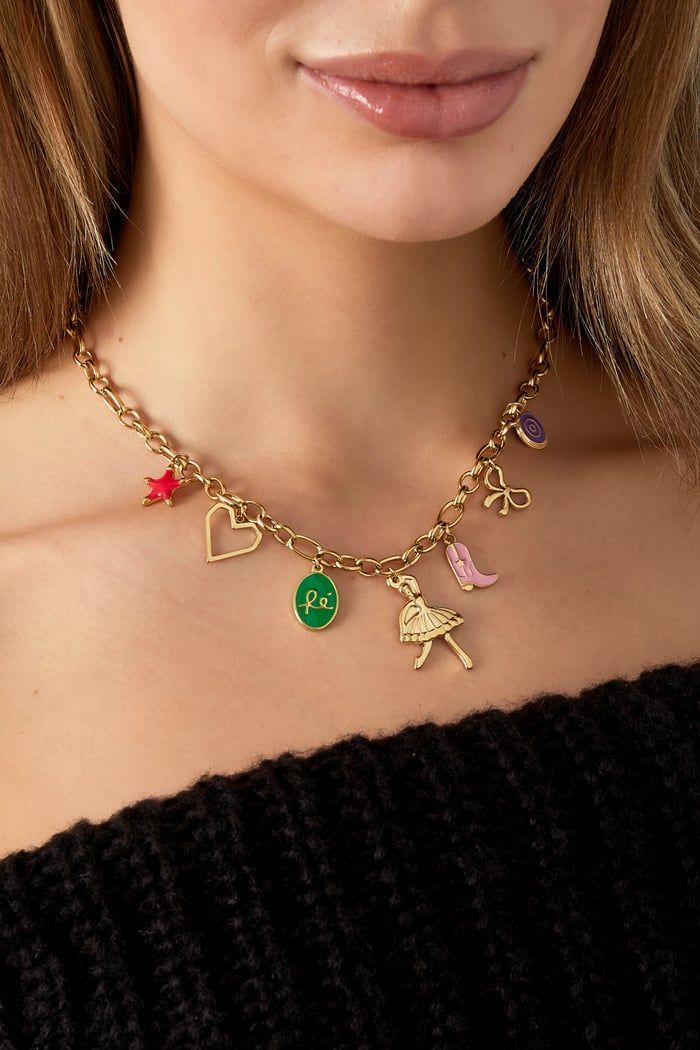 Een zwart label met een ketting eraan op een witte achtergrond.