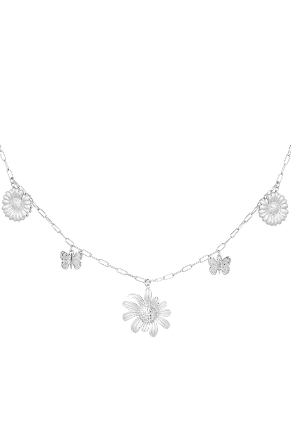 Een zilveren ketting met bloemen en vlinders aan een ketting.