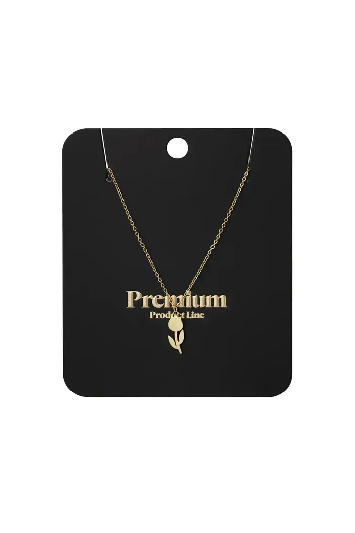 Een zwart label met een gouden ketting eraan.