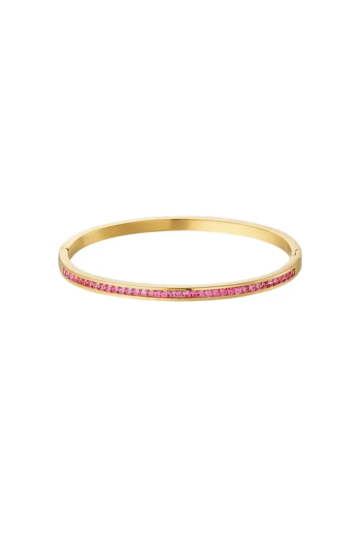 Een gouden armband met paarse stenen op een witte achtergrond.