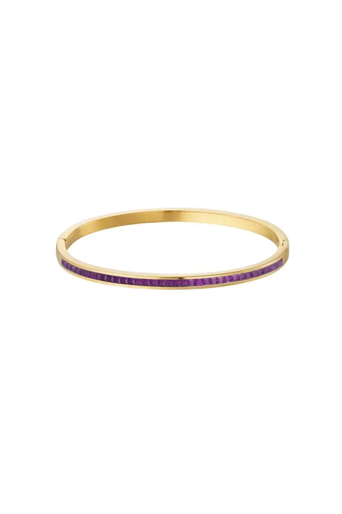Een gouden armband met paarse stenen op een witte achtergrond.