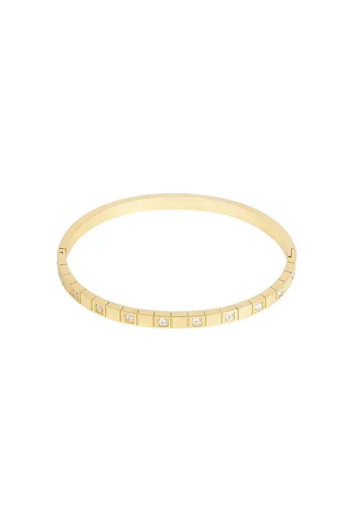 Een gouden armband met diamanten op een witte achtergrond.