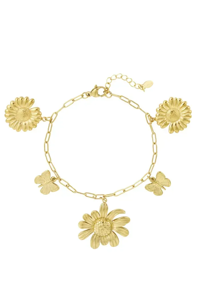 Een gouden armband met bloemen en vlinders erop