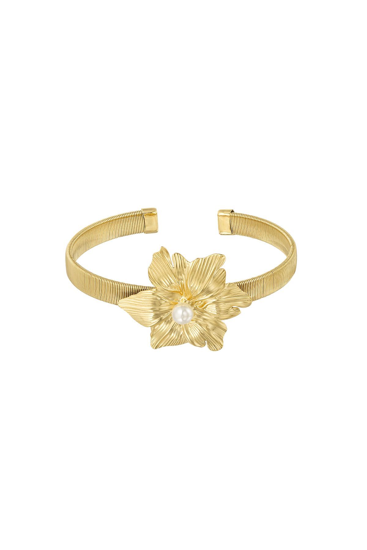 Een zilveren armband met een bloem erop op een witte achtergrond.
