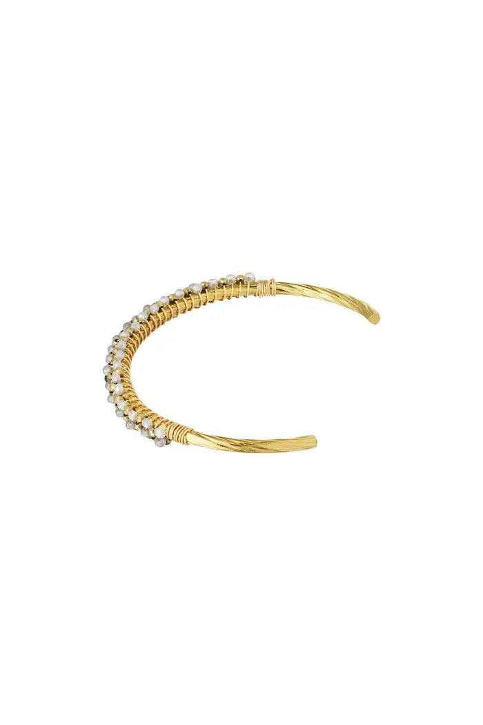 Een gouden armband met diamanten op een witte achtergrond.