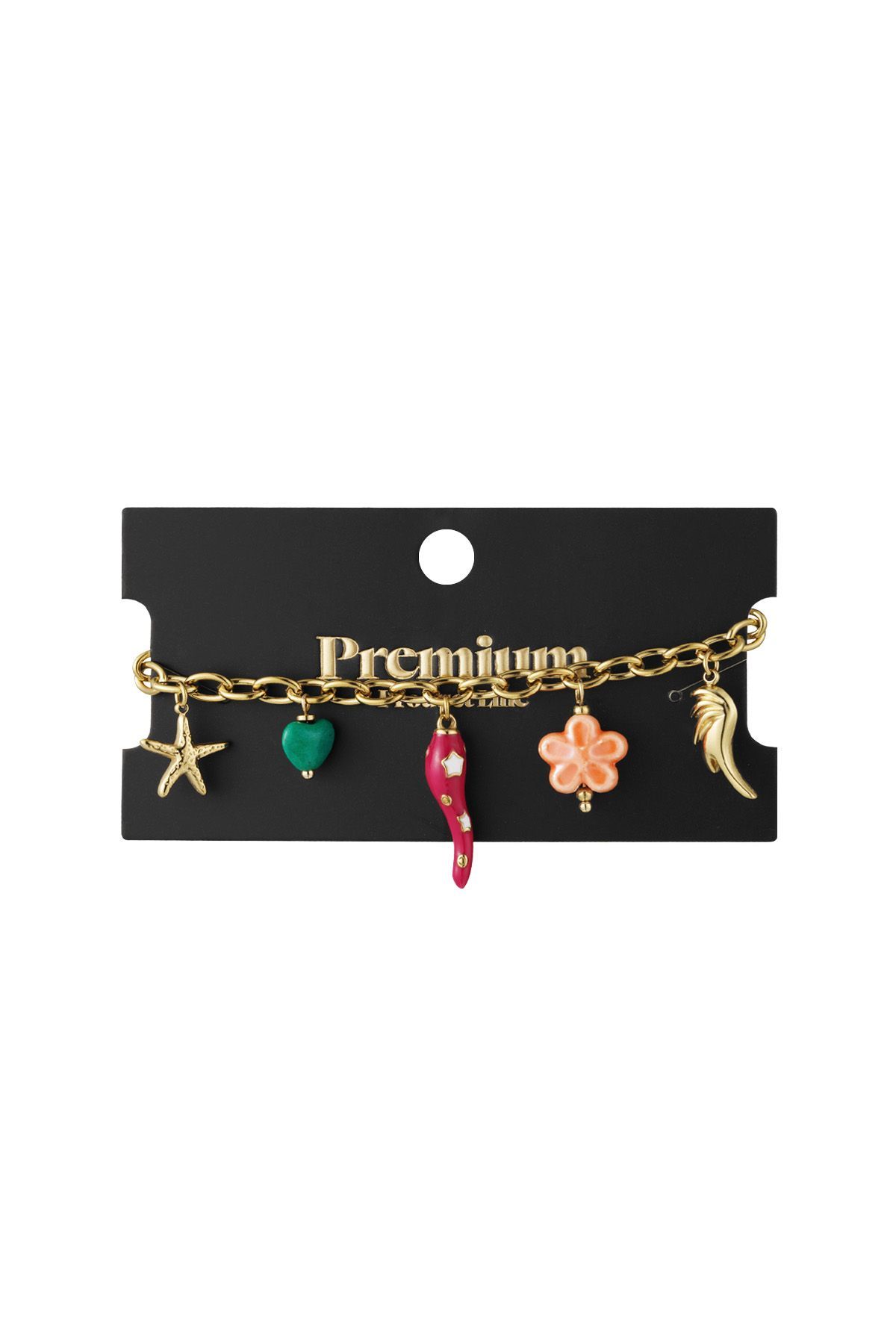 Een gouden armband met verschillende bedels eraan