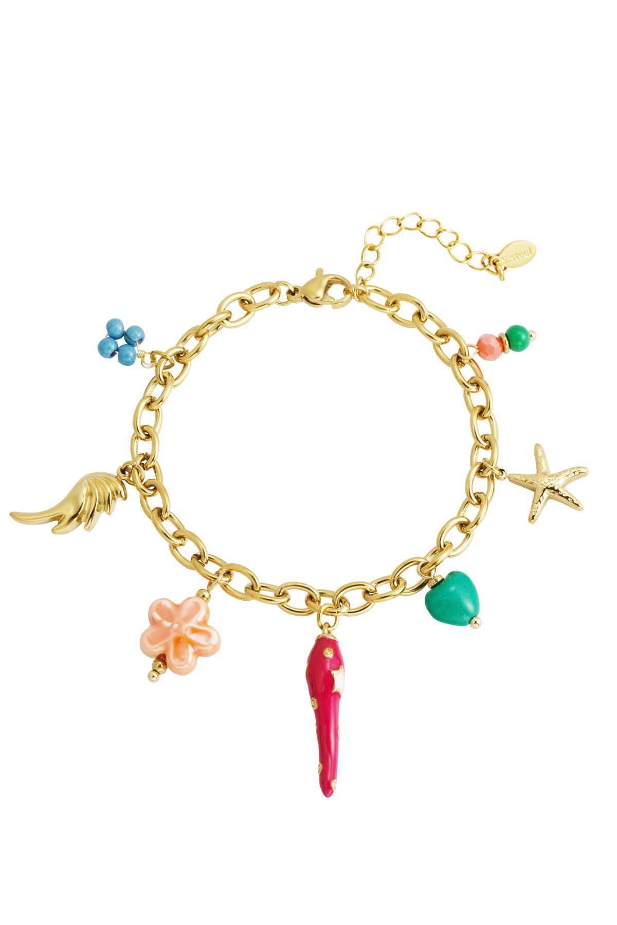 Een gouden armband met verschillende bedels eraan
