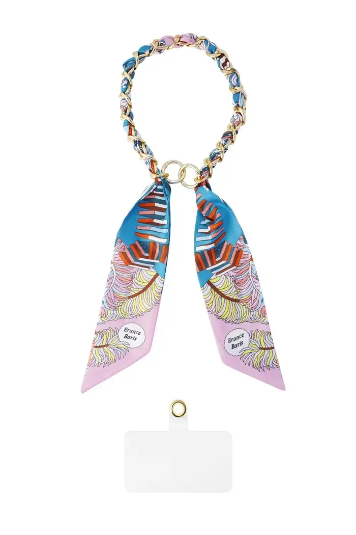 Een roze sjaal is aan een ketting bevestigd met een gouden sluiting.