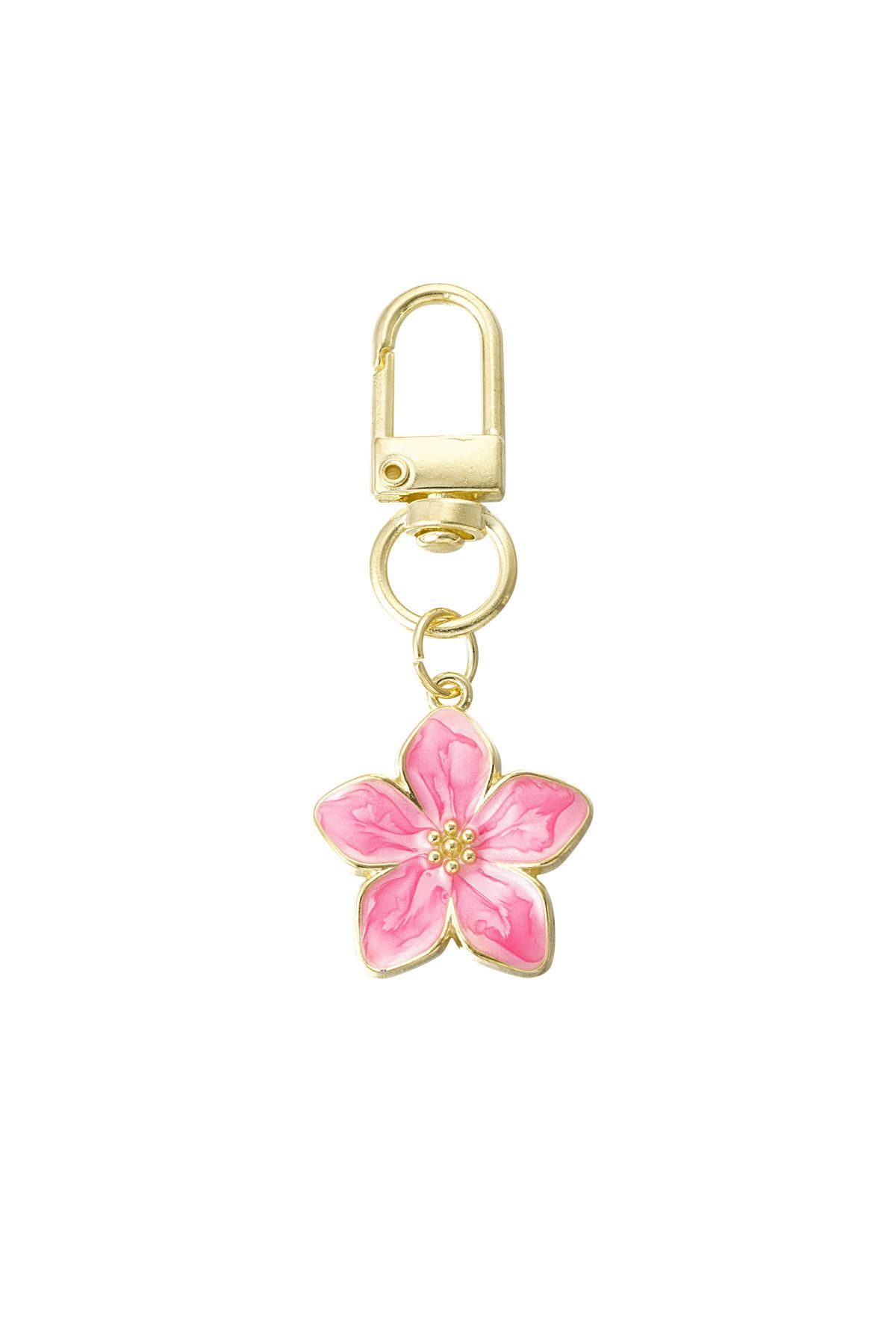 Een gouden sleutelhanger met een roze bloem eraan.