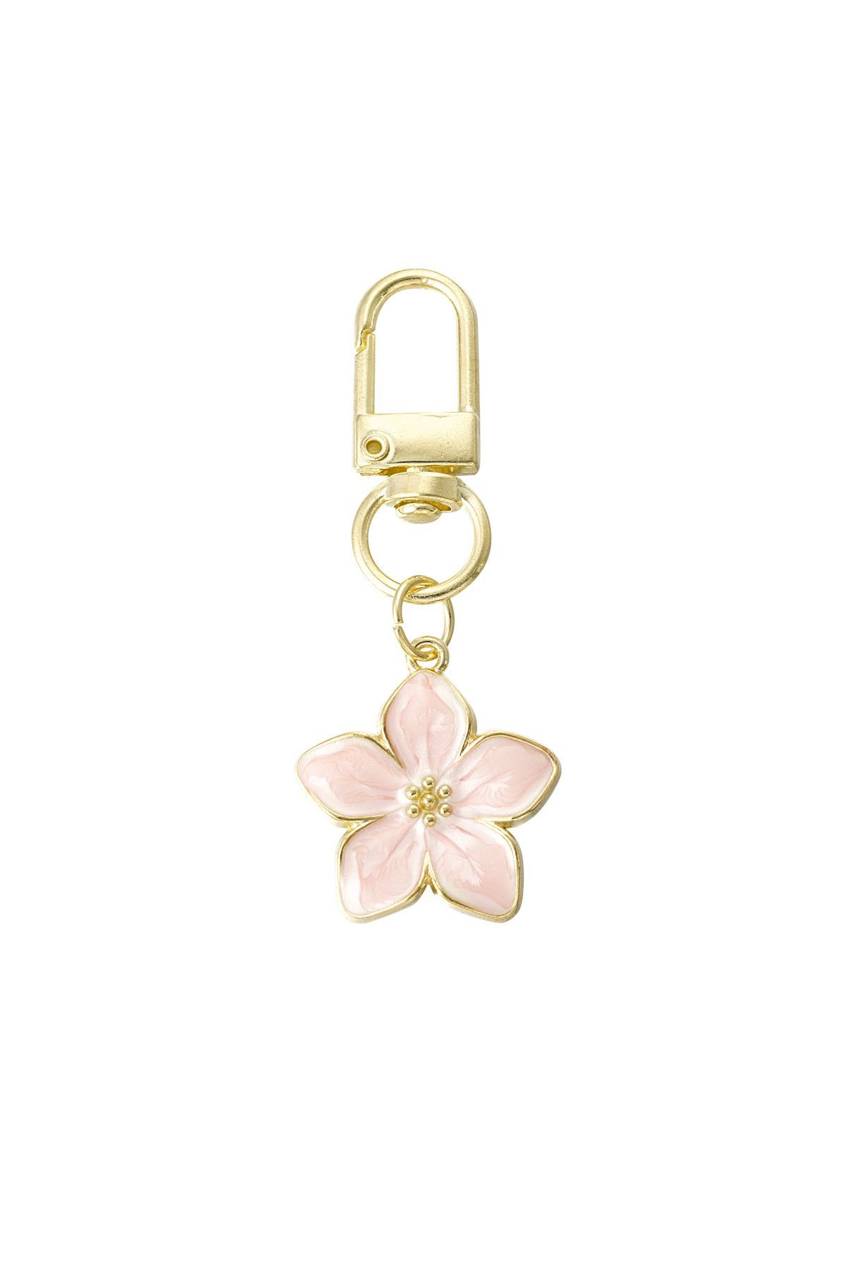 Een persoon houdt een zwarte tas vast met een bloemenhanger erop.