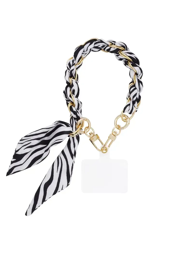 Een armband met daaraan een zebraprint sjaaltje