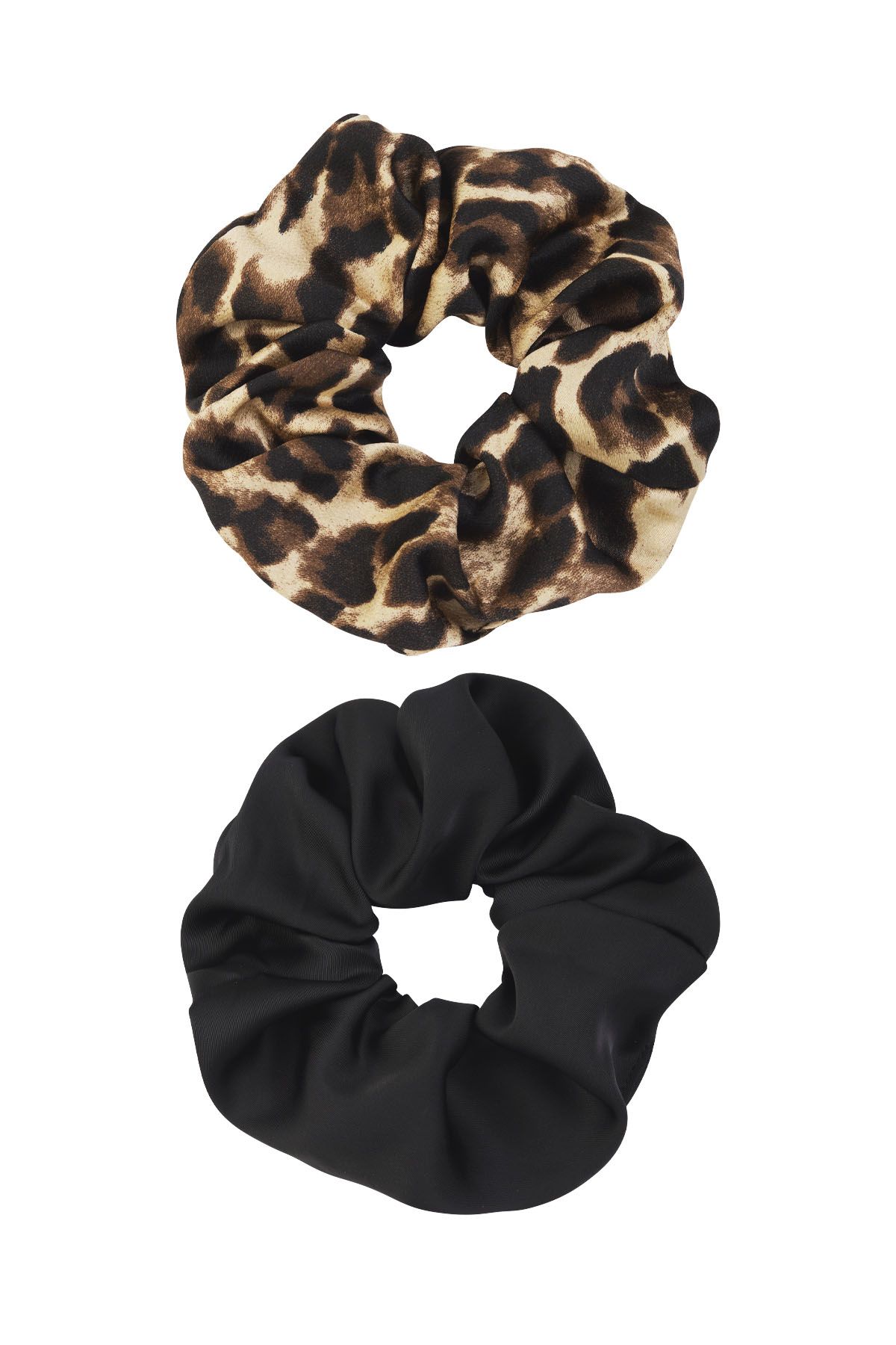 Een paar scrunchies met een luipaardprint en een zwarte
