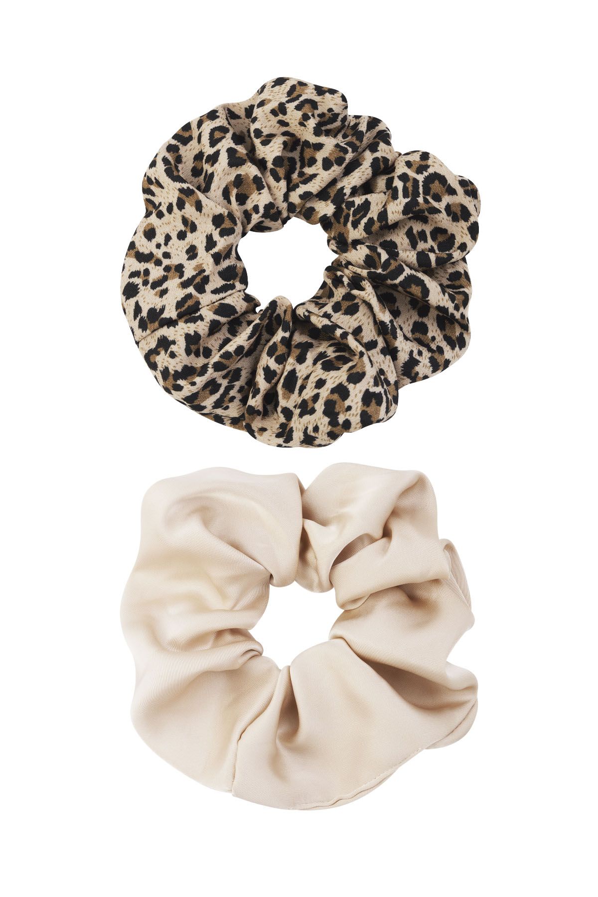 Twee scrunchies met luipaardprint en een witte scrunchie op een witte achtergrond.