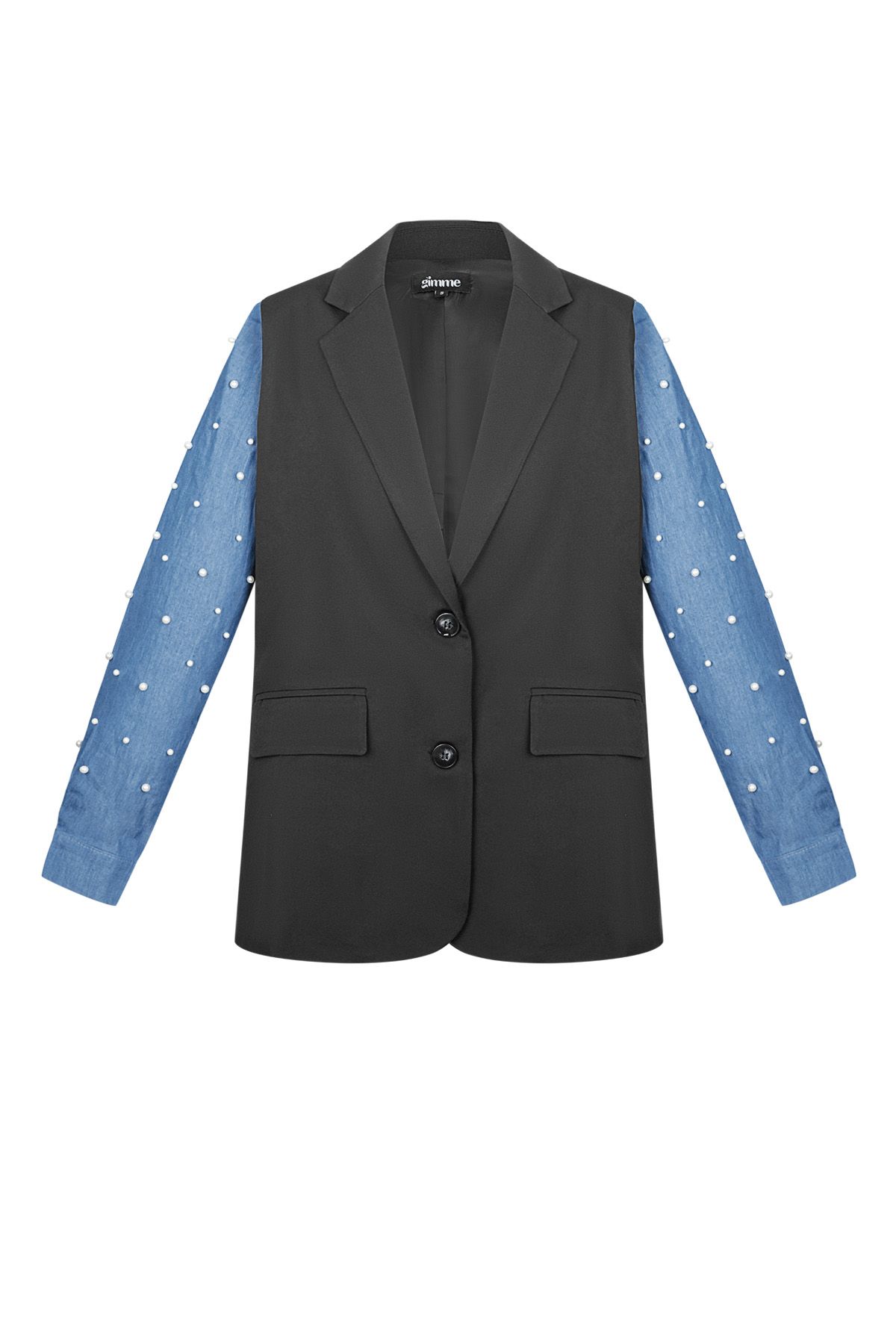 Een zwart jasje met blauwe denim mouwen en parels.