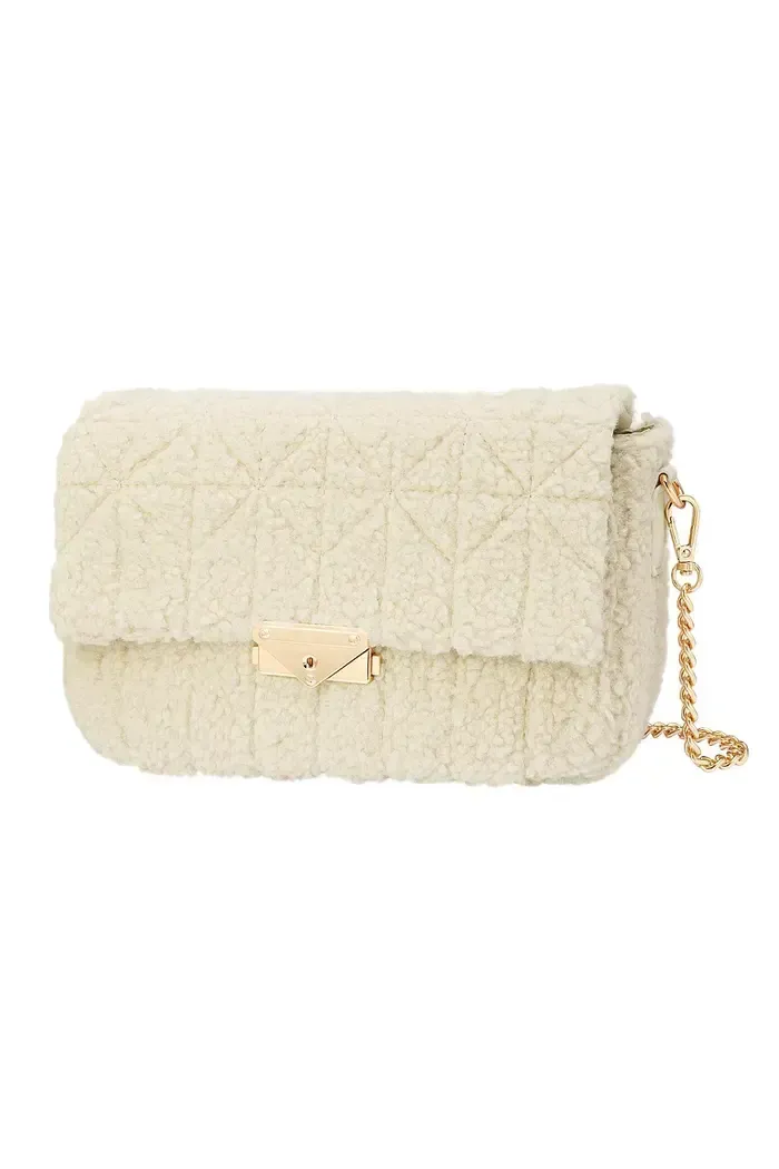 Een witte tas met een gouden ketting op een witte achtergrond.
