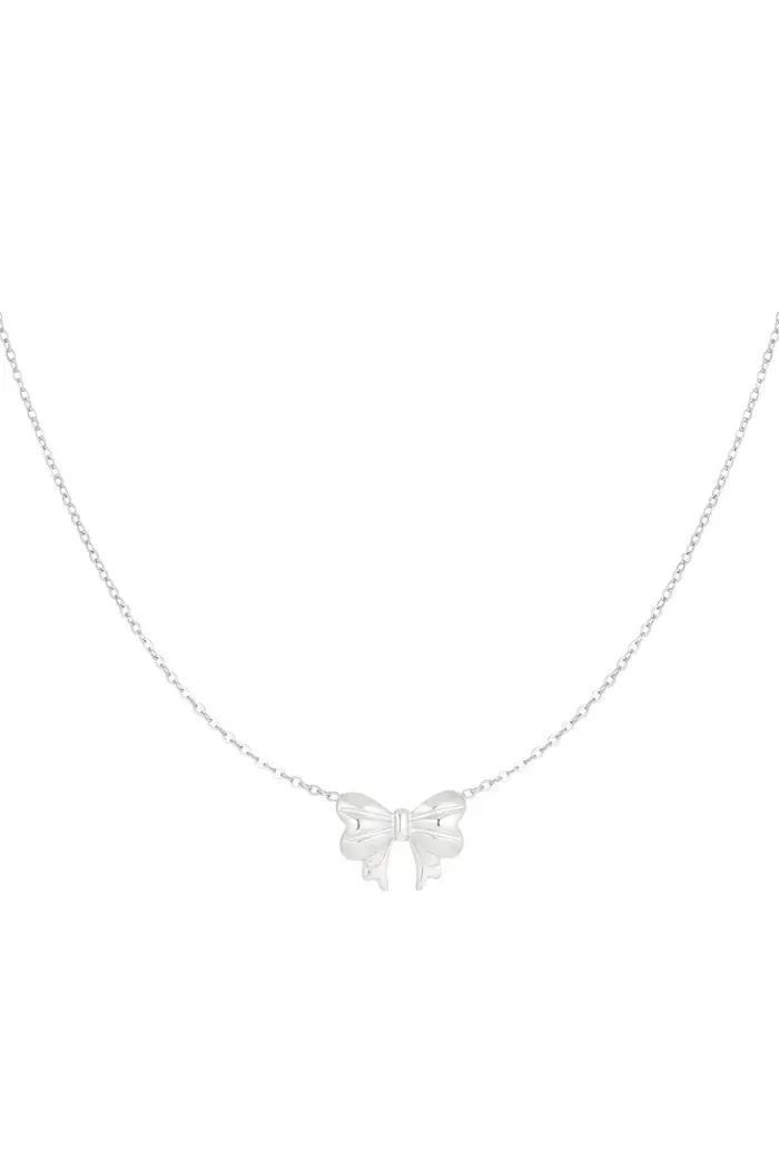 Een zilveren ketting met een vlinderhanger aan een ketting.