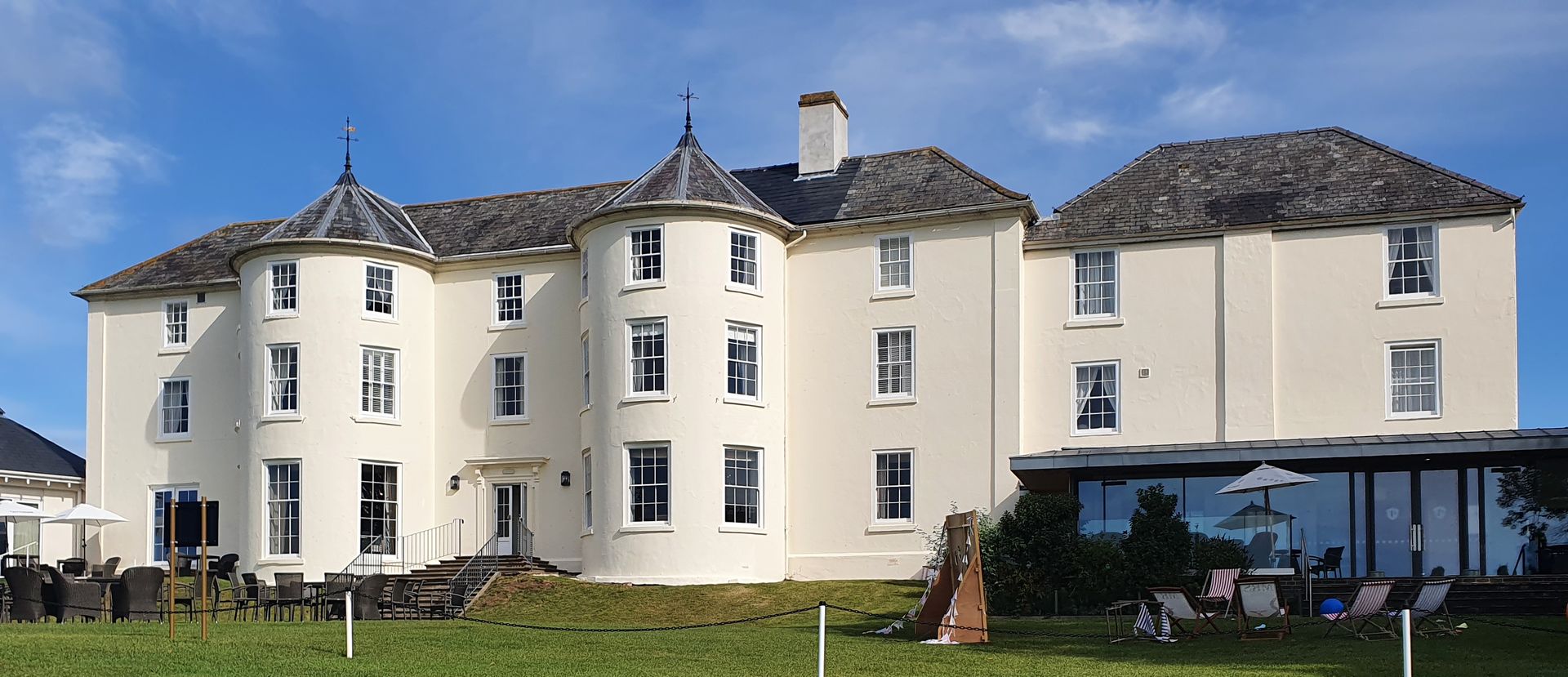 Complete External redecoration to hotel in Tewkesbury, all render walls and windows redecorated