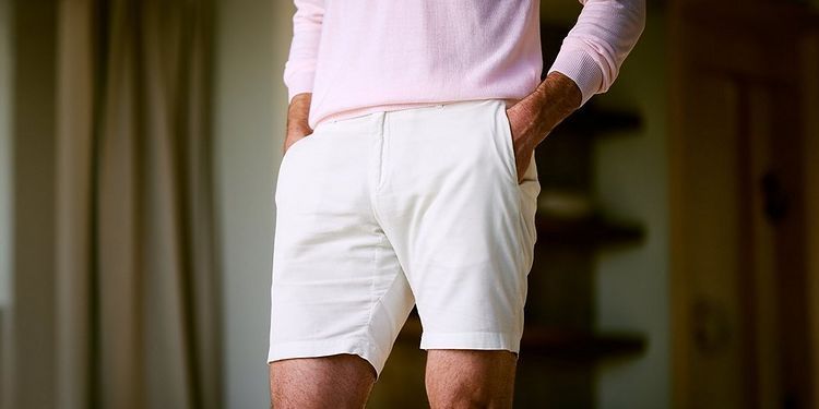 Man wearing properly fitted premium shorts in a refined summer outfit
