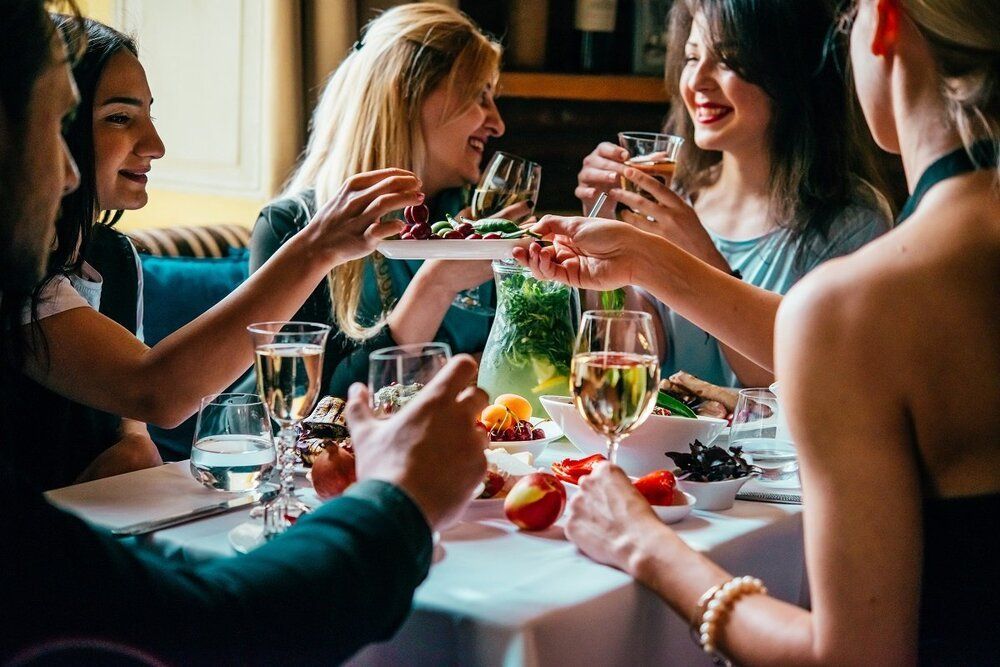 diner entre amis au restaurant