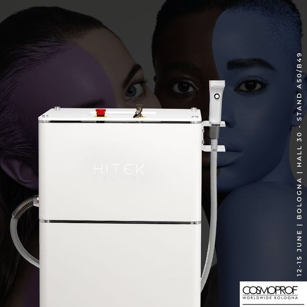 Macchina HITEX bianca con tubo e applicatore, superfici nei toni del blu e del viola. Logo CosmoProf.