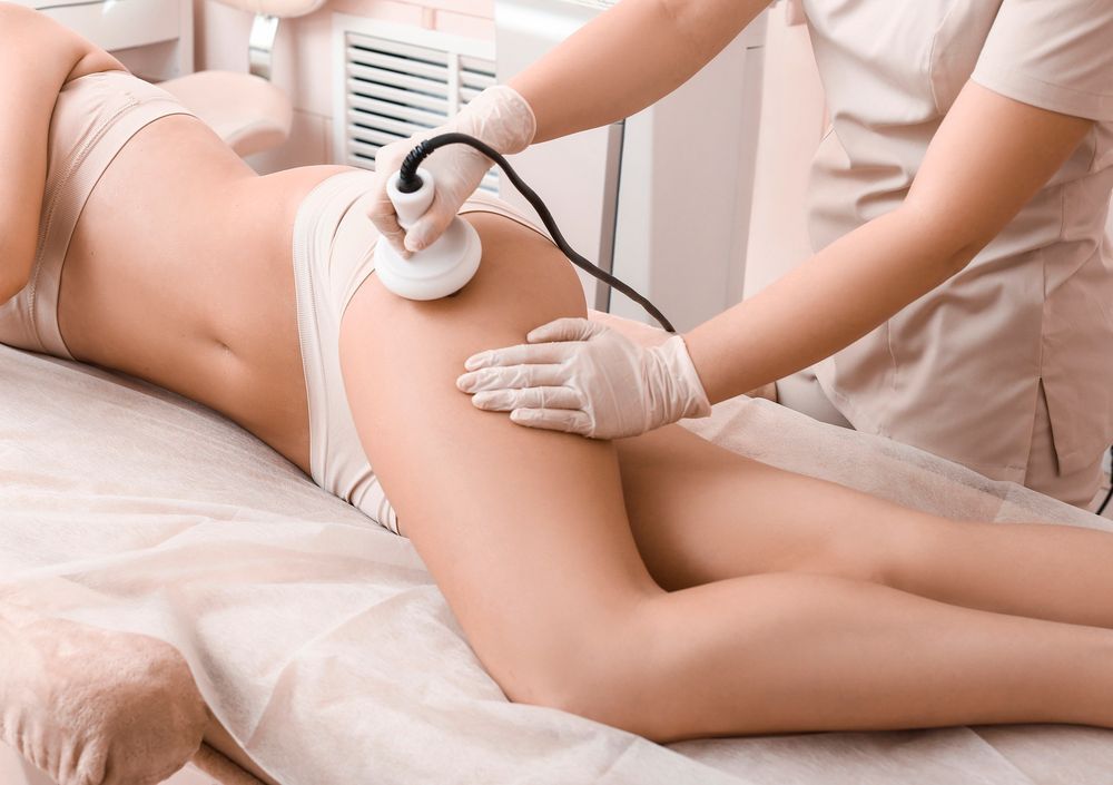 Persona che si sottopone a un trattamento cutaneo sull'anca in una spa.