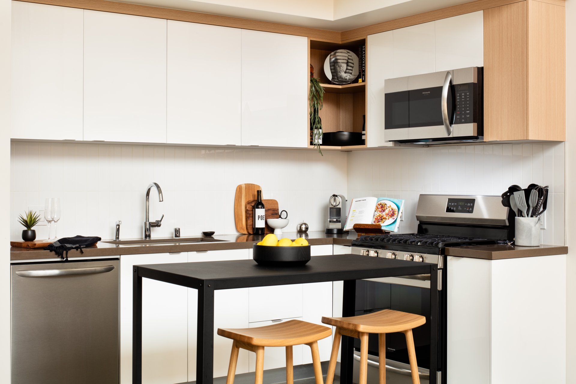 mar vista large loft kitchen