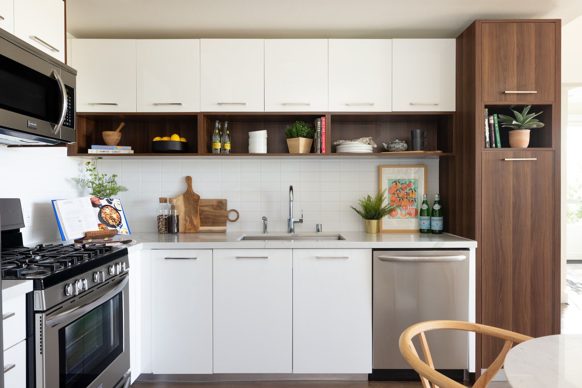 modern 2-bedroom apartments in LA Frame Melrose with bright natural light and modern interiors.