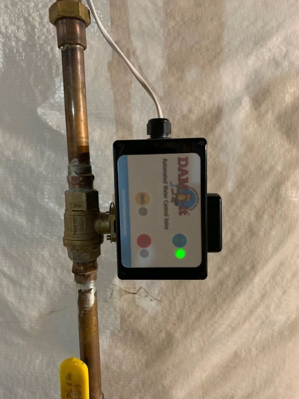Water pipe with a Darvish Advanced Flow Control device and a green light illuminated.