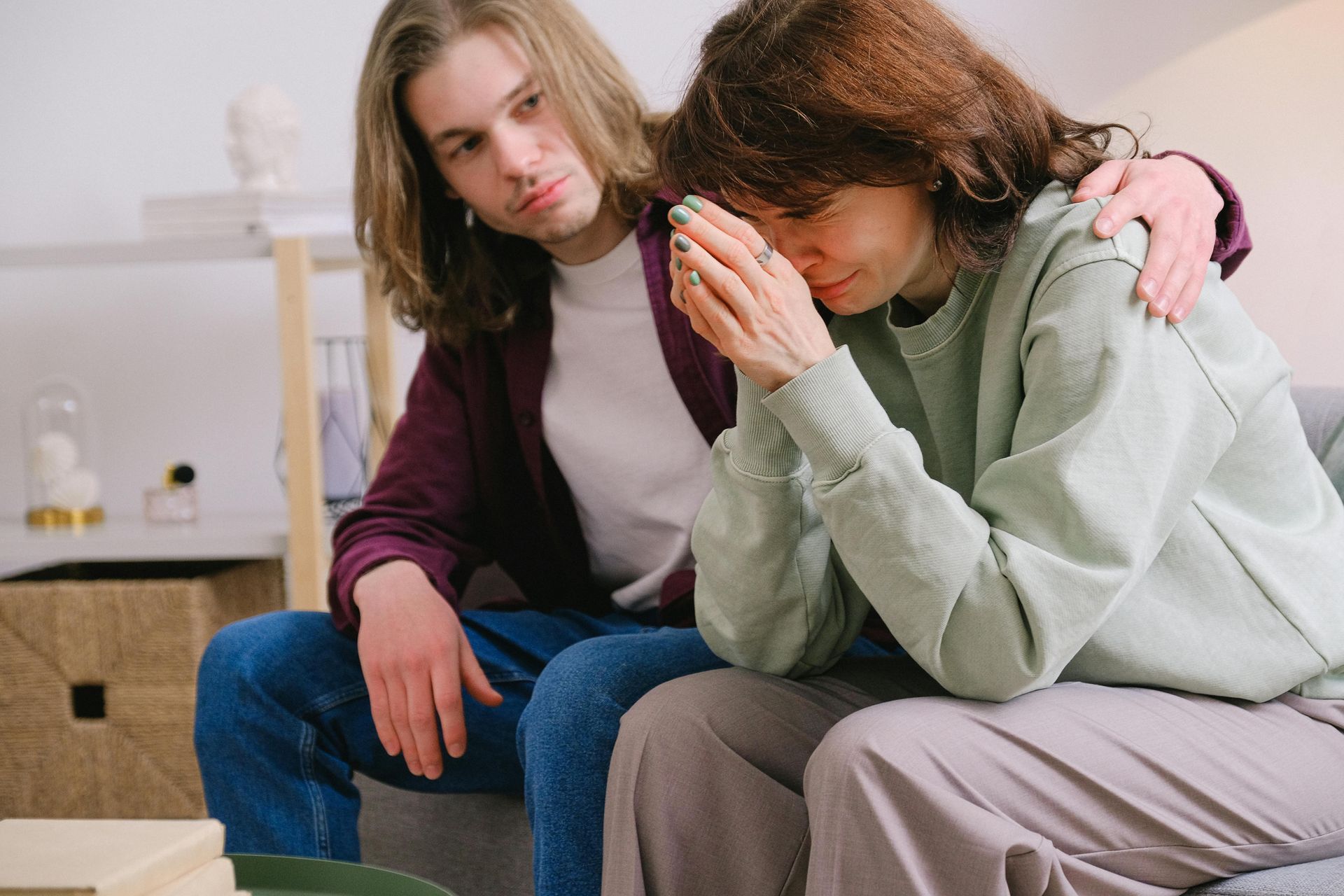 Vrouw huilt tijdens uitvaart door slechte ervaring met vertraagde overlijdensvaststelling hittegolf