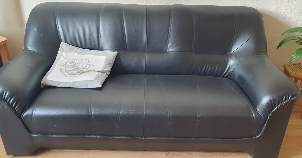 Lege bank met een kussen, beeld bij gemis en rouw bij mannen en vaders
