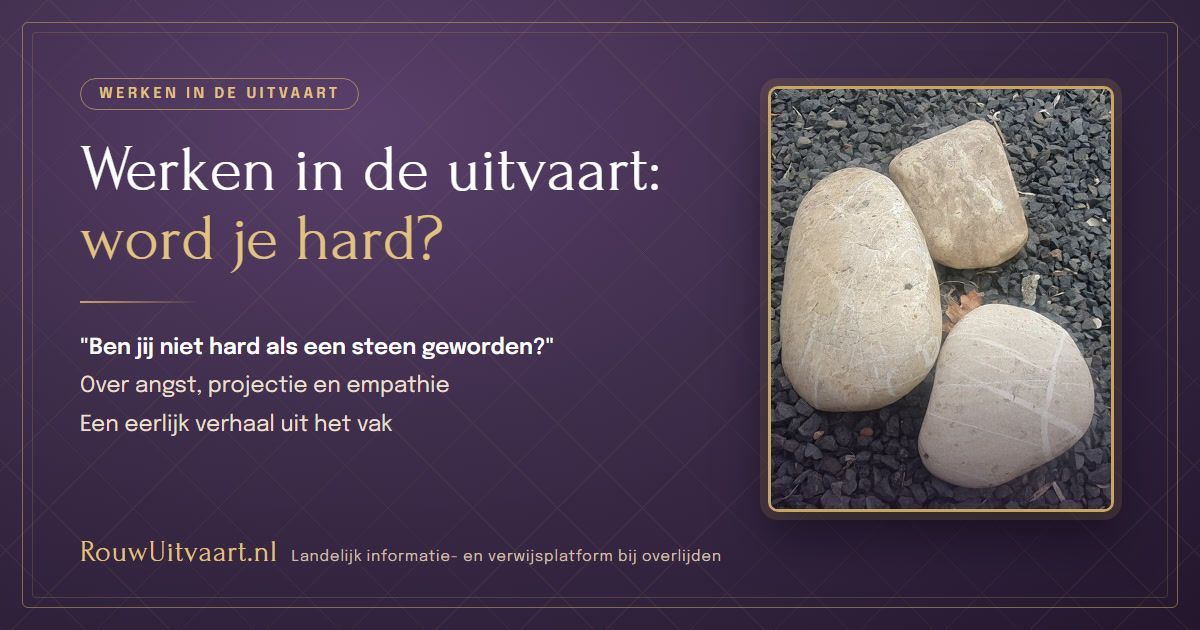 Een uitvaartmedewerker met een compassievolle blik kijkt de lezer aan, tegen een rustige achtergrond