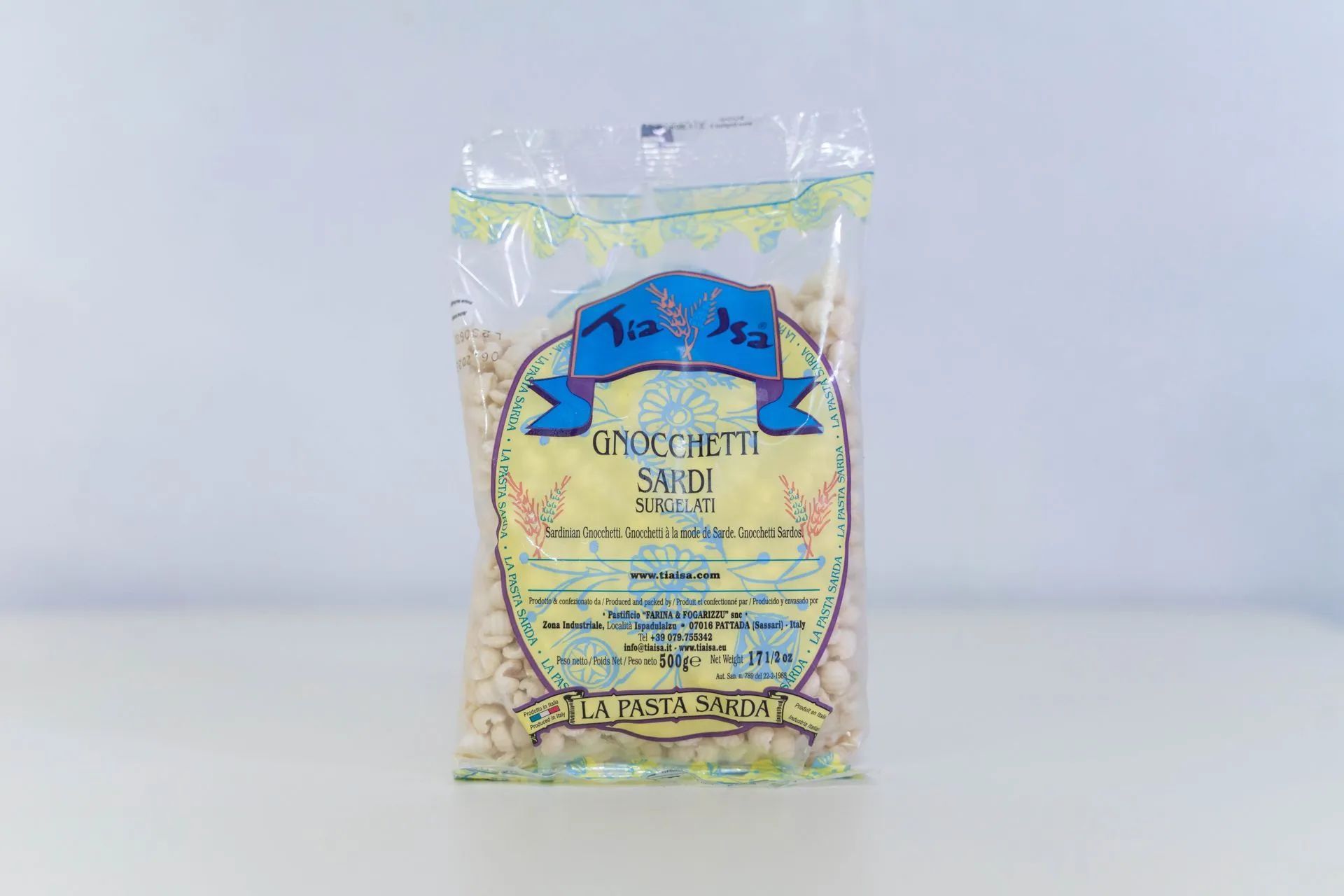 Sacchetto trasparente di snack colorati liofilizzati con un’etichetta blu su sfondo bianco