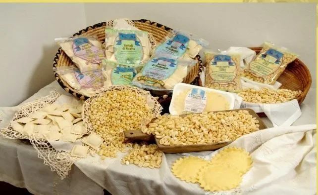 Cereali, legumi e alimenti confezionati assortiti, esposti in cesti e ciotole intrecciati