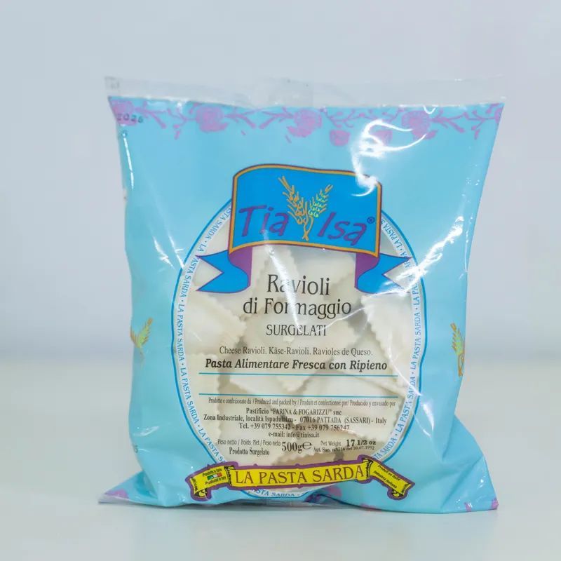Confezione azzurra di ravioli italiani con etichetta circolare e marchio su fascia gialla