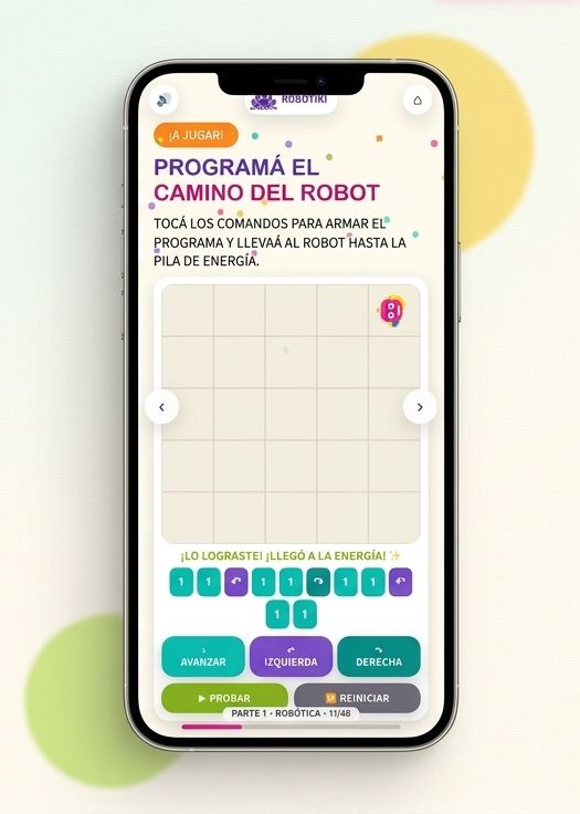 Pantalla de juego para móviles en español con una cuadrícula de puzles de caminos de robots y botones de control coloridos.