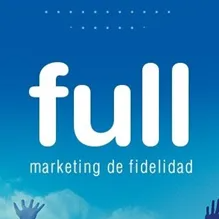 Logotipo con texto blanco “full” y “marketing de fidelidad” sobre fondo azul, con pequeñas manos en la parte inferior.